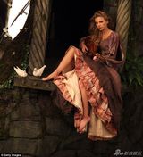 组图：珍妮佛化身迪士尼公主 绿色礼服仙气十足