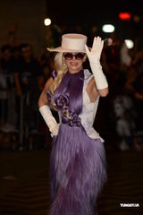 组图：Lady Gaga亮相香港 长裙裸背高跟抢镜