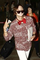 高清组图：张根硕赴日巡演亮相机场忙卖萌