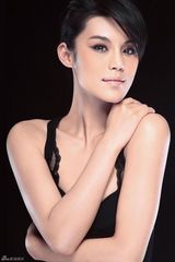 组图：韩丹彤性感亮相台湾男人装 混血风情妩媚迷人