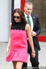 组图：贝嫂为时装周奔忙 桃红礼服配超高跟掀甜美风