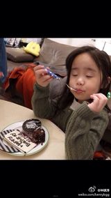 组图：钟镇涛庆女儿钟帼4岁生日 曝成长历程照