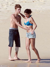 高清组图：贾斯汀和女友赛琳娜海滩激吻照曝光