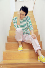 组图：张晓龙七夕秀幻彩迷情  玩转撞色展暖男魅力