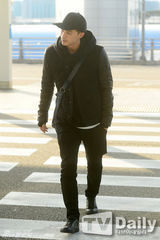 组图：宋智孝成宥利韩智慧便装现身机场赴香港