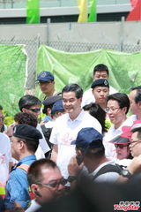 组图：赵薇庆祝香港回归 手举红旗头戴运动帽