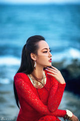 组图：张嘉倪海边写真 红裙娇艳彰显别样性感