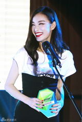 组图：吴奇隆倪妮获最佳街拍潮人奖 陈弋弋颁奖