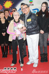 组图：刘丹黄德斌出席《爱回家》盆菜宴