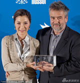 组图：杨紫琼出席活动 朱莉挺孕肚获皮特护驾亮相