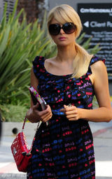 幻灯图：希尔顿现身狗仔狂拍 全程没笑容神情严肃