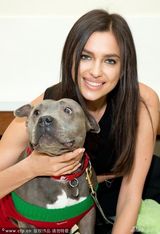 组图:C罗女友亮相圣诞活动 遭爱犬狂舔表情享受