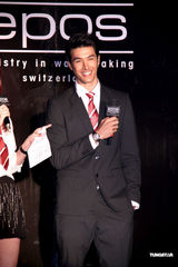 组图：锦荣代言腕表抢金 “好朋友”陪过28岁生日