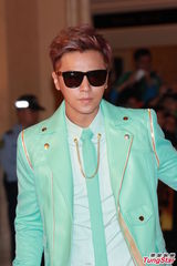 组图：罗志祥上半身全绿 戴黑超耍帅