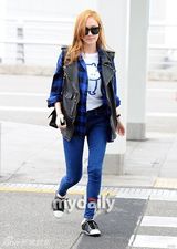 组图：少女时代Jessica赴巴黎拍写真亮相机场