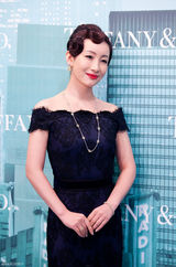 组图：秦海璐亮相太庙秀千万珠宝 造型复古典雅