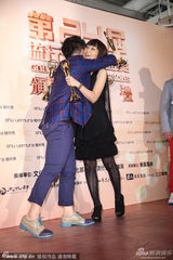 组图：林忆莲获最佳国语女歌手 常石磊代领