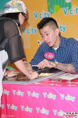 组图：朴宰范呼吁歌迷为海难祈祷 不知尼坤恋情