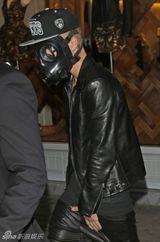 组图：比伯戴防毒面具伦敦逛街 全黑装显潮范