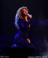 组图：碧昂斯纽约开唱 狂甩乱发跪地秀曲线