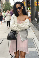 组图：蕾哈娜半透明抹胸性感凸点 露香肩展风情