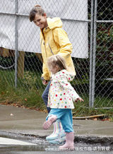 幻灯：詹妮弗-加纳母女雨衣亲子装 秀浓浓母爱