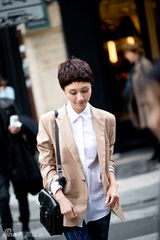 组图：袁泉漫步巴黎享受假日  街头演绎“雨中曲”