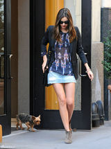 高清图：超模米兰达-可儿街拍 牛仔短裙秀美腿