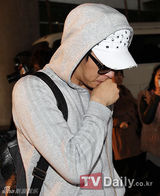 组图：JYJ今日抵韩国 闻噩耗朴有天泪洒机场