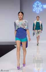 组图：长腿模特T台不幸摔倒 爬起来继续走秀