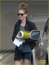 组图：46岁朱莉娅-罗伯茨素颜短裤长腿动人