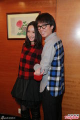 组图：黄子华新剧结局自掏腰包请客 热拥徐子珊