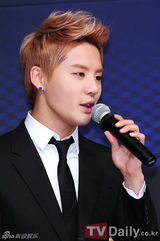 组图：韩团JYJ着帅气西装参加韩日交流大使委任式