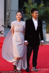 组图：颜丹晨长裙秀乳沟 与印小天牵手亮相红毯