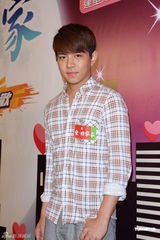 组图：新剧《爱.回家》宣传 众星现场互喂雪糕