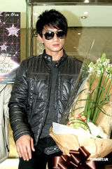 幻灯图：吴奇隆机场遇粉丝 承诺将重现招牌动作