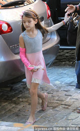 组图：苏瑞拼接裙出街 手臂打石膏不忘扮靓
