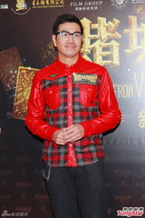 组图：《赌城风云》团拜 伍允龙为钟嘉欣备惊喜