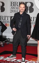 组图：乔治男孩伤痕妆形似挨打 表情丰富忙卖萌