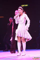 组图：叶倩文一家三口合唱 林青霞素颜到场欣赏