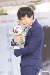 组图：林俊杰牵狗办握手拍照会 承认公司下禁爱令