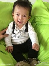 组图：陈浩民妻子晒儿女照 姐弟情深呆萌可爱