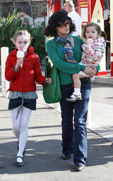 幻灯图集：萨尔玛-海耶克带女儿畅游洛杉矶