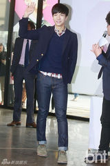 组图：韩星李升基现身签名会 吐舌大笑心情好