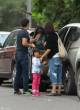 组图：夏雨夫妇带女儿赴宴 袁泉利落有型