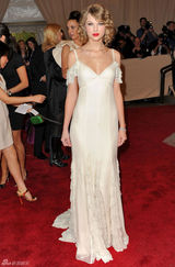 高清组图：纽约大都会庆典 斯威夫特白裙圣洁