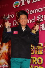 组图：杨怡和马国明登马来西亚视帝视后宝座