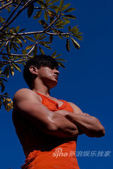 组图：吴奇隆岛国私游裸半身上演湿身诱惑