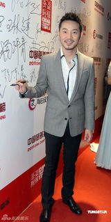 组图：赵薇热衷慈善事业 与林心如咬耳朵换心得