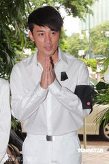 组图：林峰素服为祖母设灵 遗憾祖母未能看自己个唱